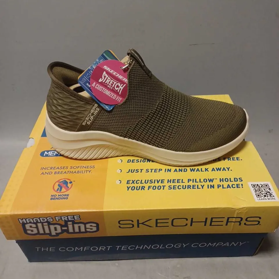 BOXED PAIR OF SKECHERS HANDS FREE SLIP IN SHOES - 6