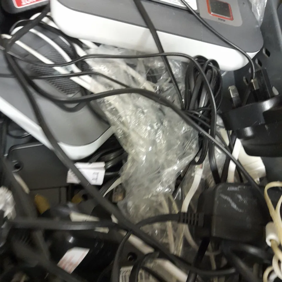 LOT OF APPROX 8 ASSORTED ELECTRICAL ITEMS TO INCLUDE TUNSTALL LIFELINE VI/VI+, HILTI LI-ION BATTERY, ETC