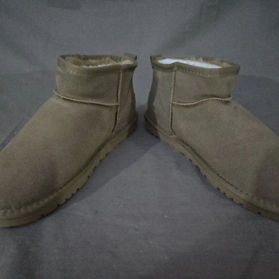 BOXED PAIR OF UGG SHOES IN TAUPE UK SIZE 9