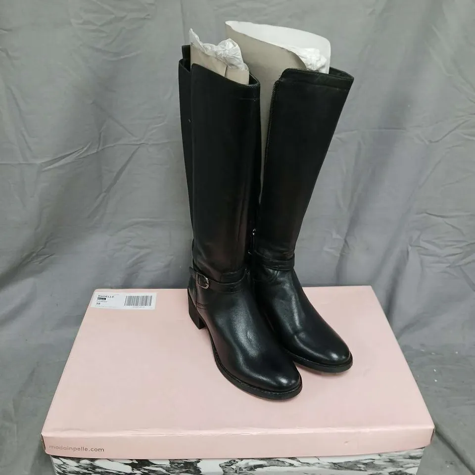 BOXED PAIR OF MODA IN PELLE RADELLE LEATHER BOOT IN BLACK SIZE 5