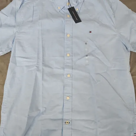 TOMMY HILFIGER REGULAR FIT STRETCH SHIRT IN LIGHT BLUE SIZE MEDIUM