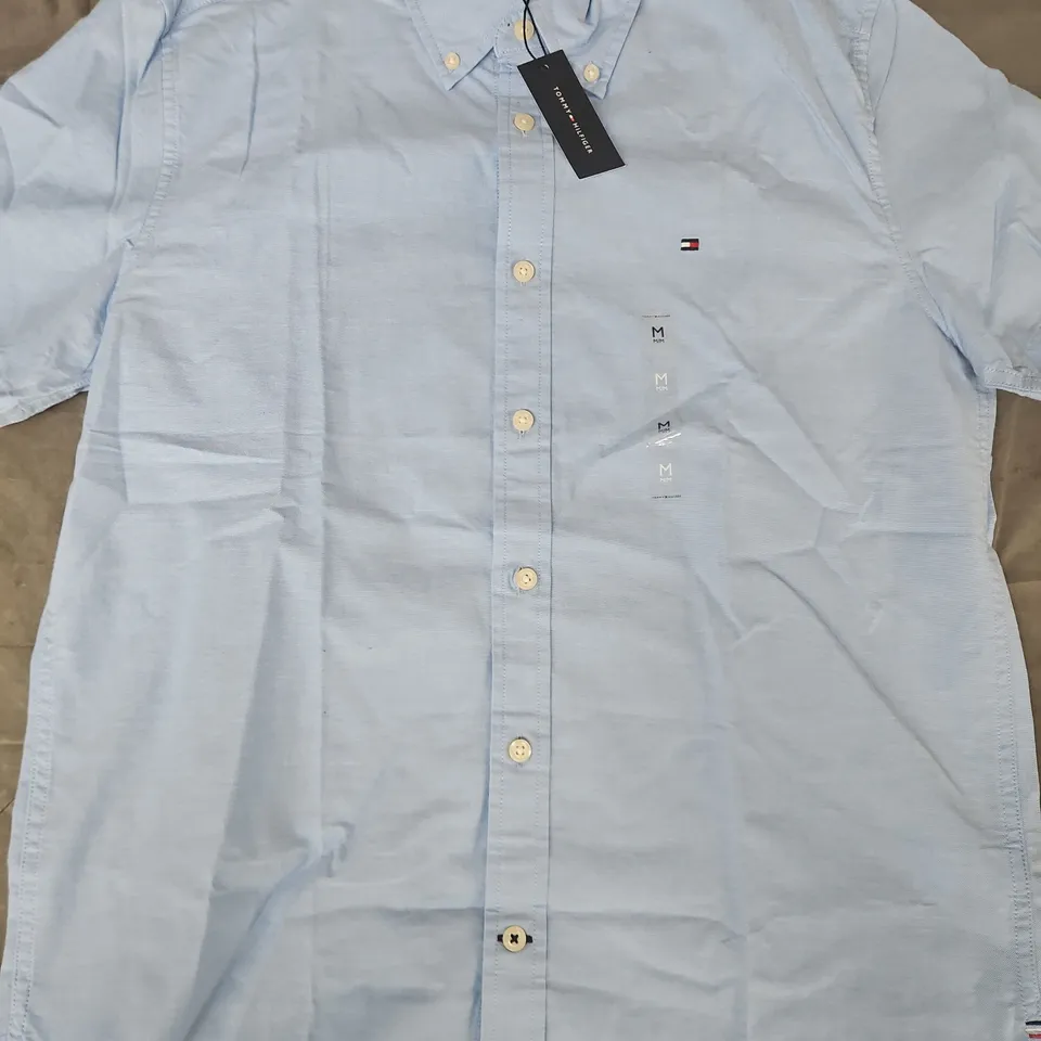 TOMMY HILFIGER REGULAR FIT STRETCH SHIRT IN LIGHT BLUE SIZE MEDIUM