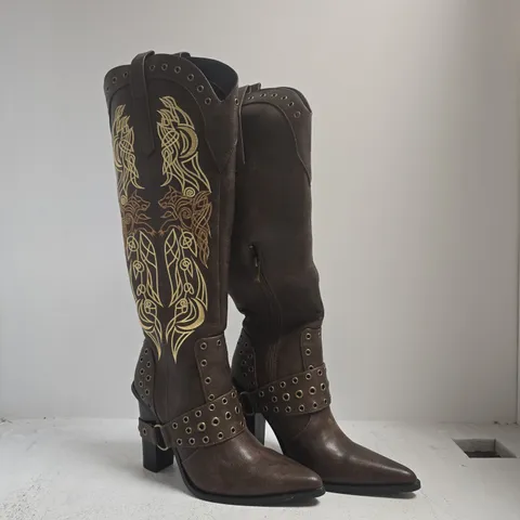 BOXED PAIR OF KOI X THE TWILIGHT SAGA - CHILDREN OF THE MOON COWBOY BOOTS IN BROWN SIZE UK 6