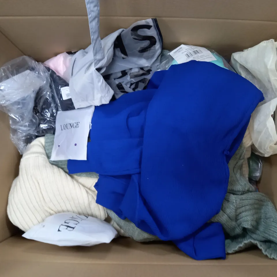 LARGE QAUNTIITY OF ASSORTED CLOTHING ITEMS TO INCLUDE DRESSES, JEANS, SHIRTS, ETC