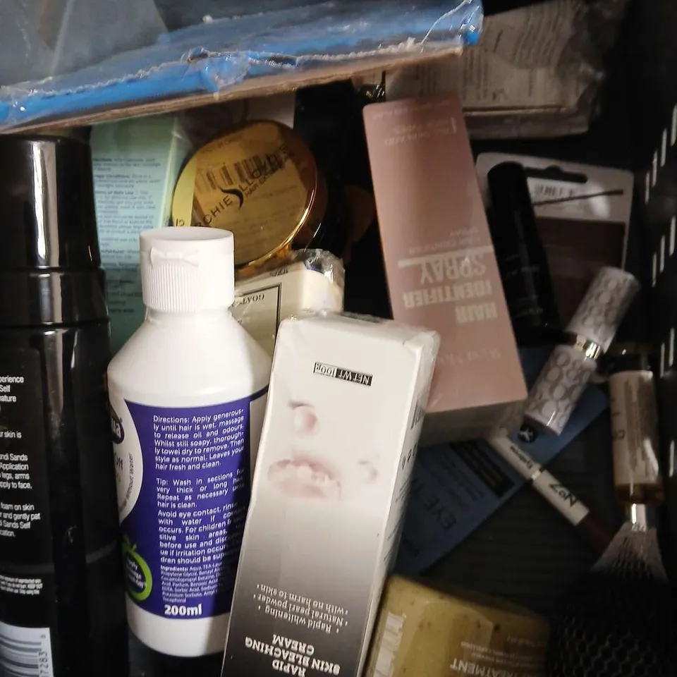 APPROXIMATEY 20 ASSORTED HEALTH AND BEAUTY PRODUCTS TO INCLUDE - NIKURA FRAGRANCE OIL - SOAP & GLORY BODY WASH - YARDLEY PERFUMED BEAUTY TALC - ETC