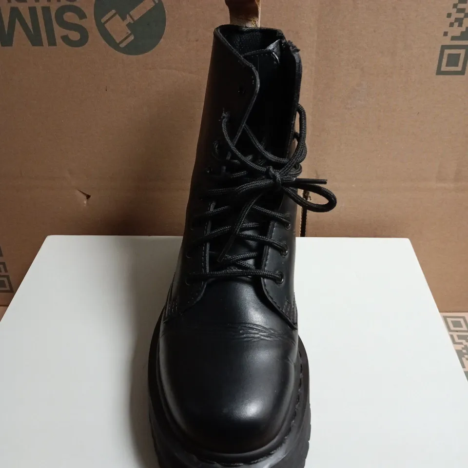 BOXED PAIR OF DR.MARTENS BLACK LEATHER COMBAT BOOTS - UK SIZE 6