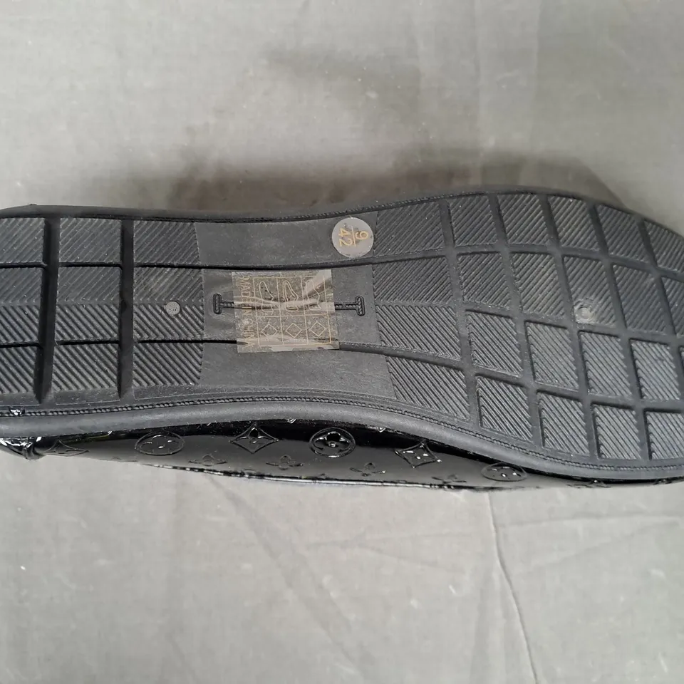 BOXED PAIR OF DESIGNER LOAFERS IN BLACK EU SIZE 42