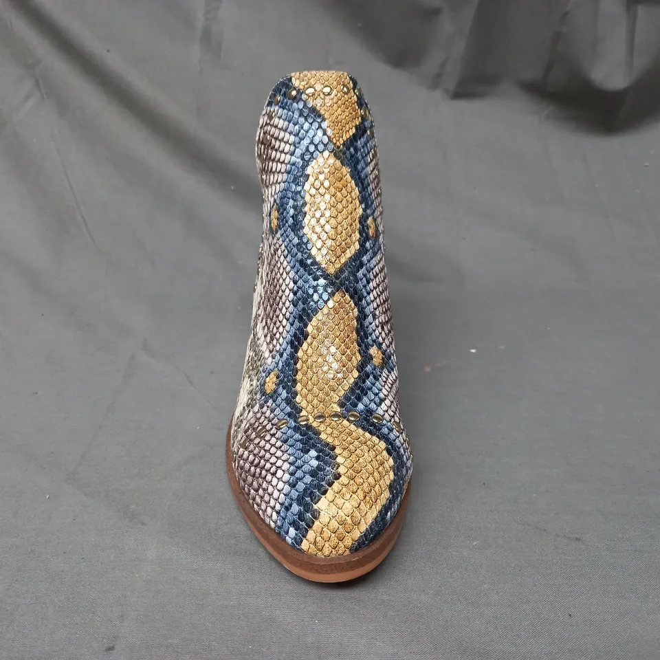 BOXED PAIR OF STEVE MADDEN CONSPIRE SYNTHETIC ANKLE BOOTS IN MULTI EU SIZE 36