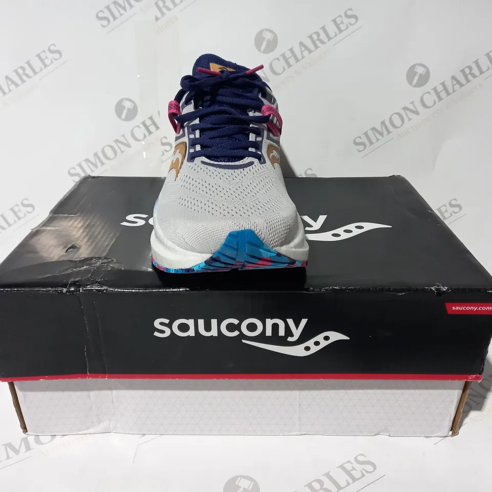 BOXED PAIR OF SAUCONY TRIUMPH 20 RUNNING SHOES IN GREY/MULTICOLOUR UK SIZE 7