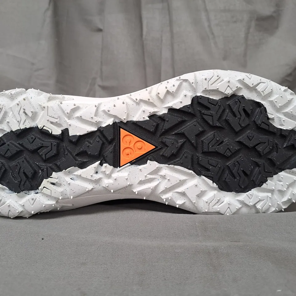 BOXED PAIR OF NIKE ACG MOUNTAIN FLY 2 LOW SHOES IN WHITE UK SIZE 9