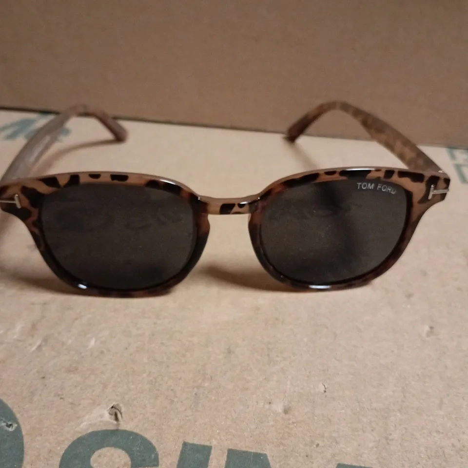 BOXED TOM FORD SUNGLASSES WITH TORTOISESHELL FRAME