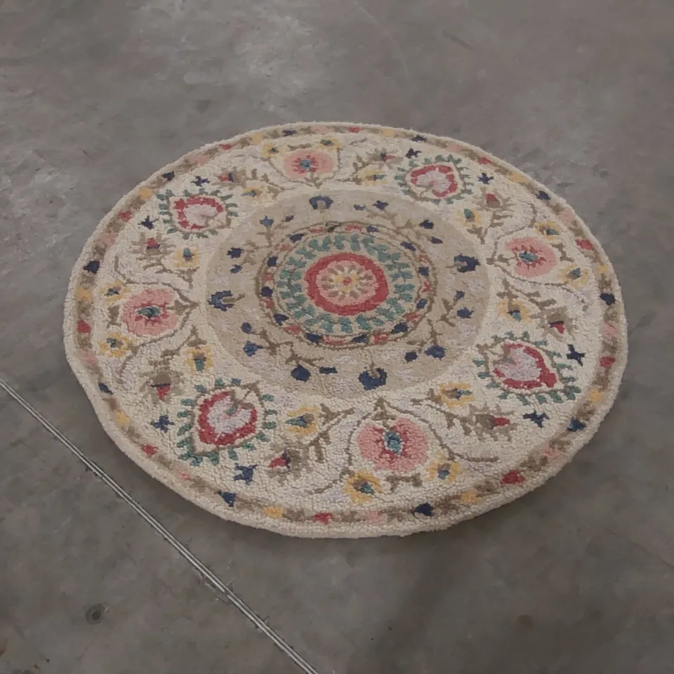 QUALITY DESIGNER AREA RUG - APPROXIMATELY 127cm D