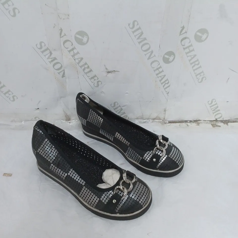 APPROXIMATELY 20 PAIRS OF BAGGED SMART FIT SLIP-ON RAISES PUMPS - BLACK IN VARIOUS SIZES 