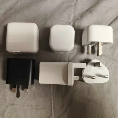 BOX OF APPROXIAMTELY 150 ASSORTED PHONE AND TABLET PLUGS/POWER ADAPTERS