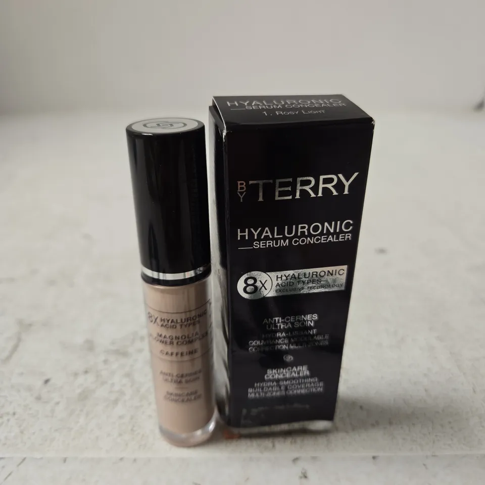 BY TERRY HYALURONIC SERUM CONCEALER – BOXED