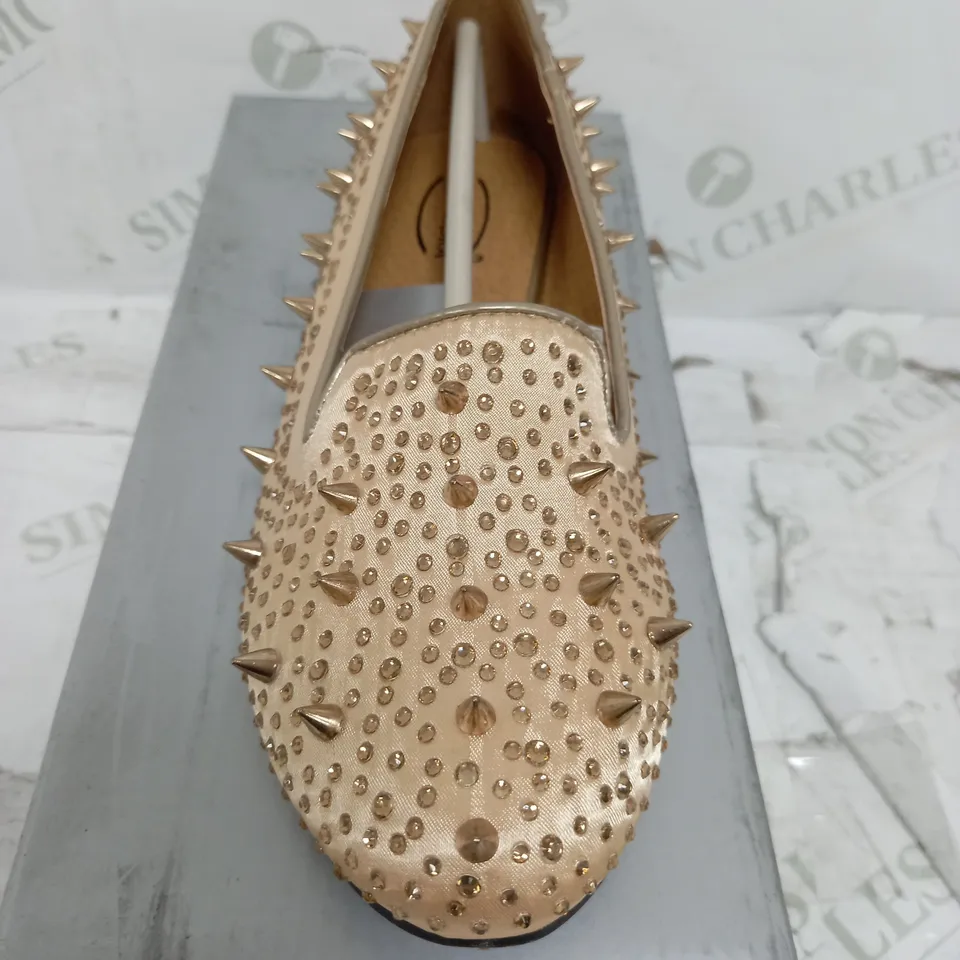 FLAT HEELED SPIKEY SHOE CHAMPAGNE AND SATIN SIZE 4