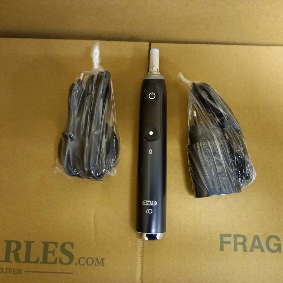 ORAL B IO9 SERIES TOOTHBRUSH