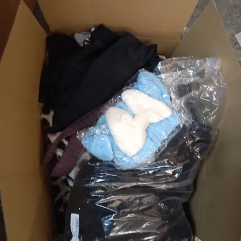 LOT OF ASSORTED CLOTHING ITEMS AND ACCESSORIES TO INCLUDE; T-SHIRTS, JUMPERS ETC