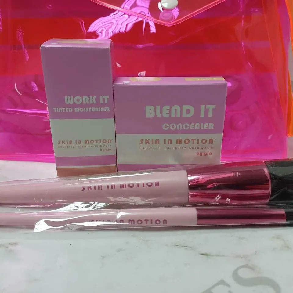 LOT OF 4 ASSORTED SKIN IN MOTION PRODUCTS TO INCLUDE TINTED MOISTURISER 1.0, CONCEALER LIGHT 1, BRUSHES