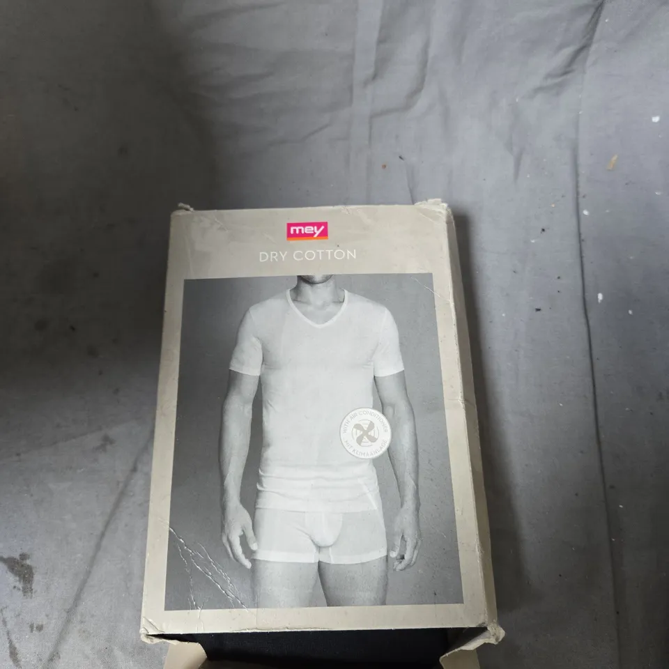 BOX OF APPROXIMATELY 25 ASSORTED CLOTHING ITEMS INCLUDING  MEY DRY COTTON MEN’S UNDERWEAR , WHAT KATIE DID BRIEFS , NYLON DREAMS SUSPENDER BELT AND ROSA FAIA BRA 