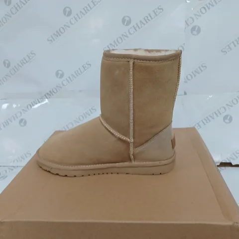 BOXED BONOVA HANDMADE BEIGE MID HEEL BOOTS- SIZE 8