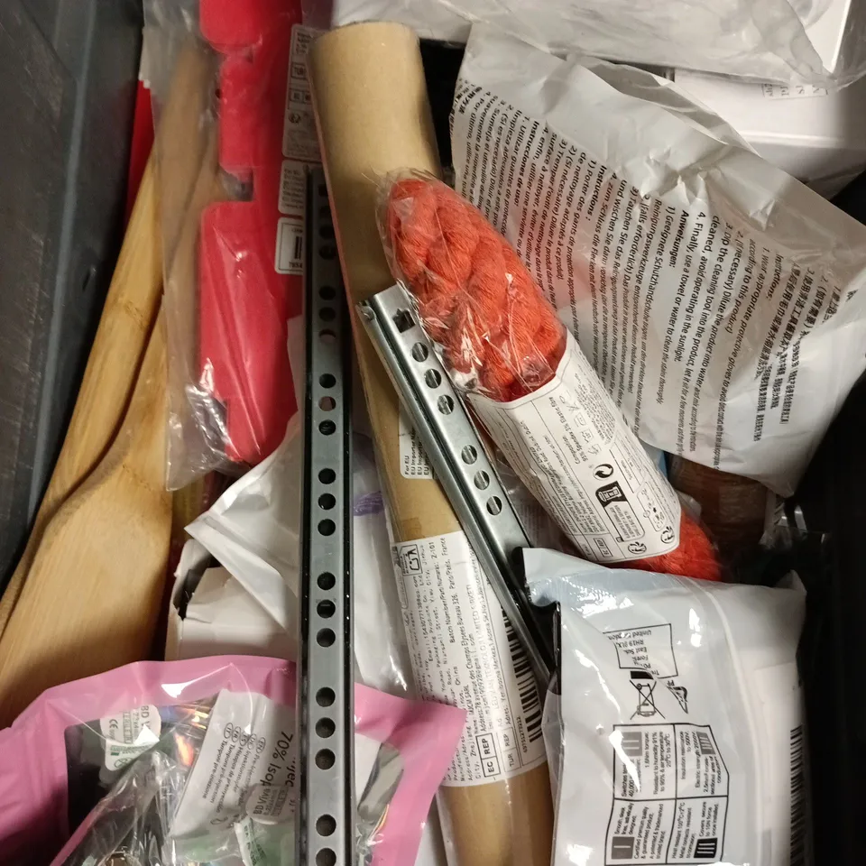 APPROXIMATELY 15 ASSORTED HOUSEHOLD ITEMS TO INCLUDE BACK SCRATCHER, NOTEBOOK, SENSOR LAMP ETC 