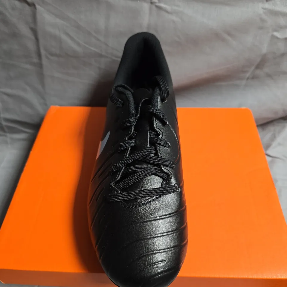 BOXED PAIR OF NIKE JR LEGEND CLUB FOOTBALL BOOTS - UK SIZE 4 - KIDS 
