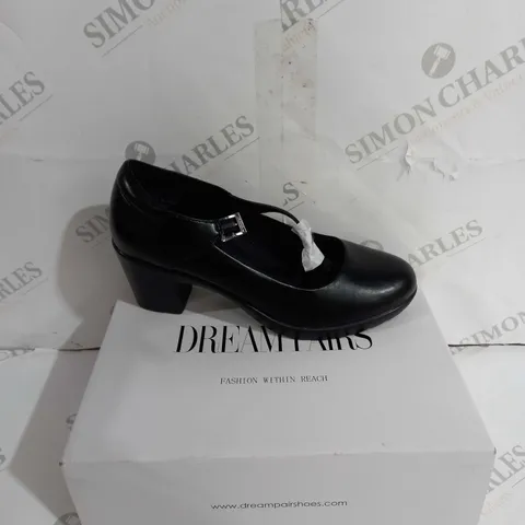 BOXED PAIR OF DREAM PAIRS UK 5.5 BLACK HEELS