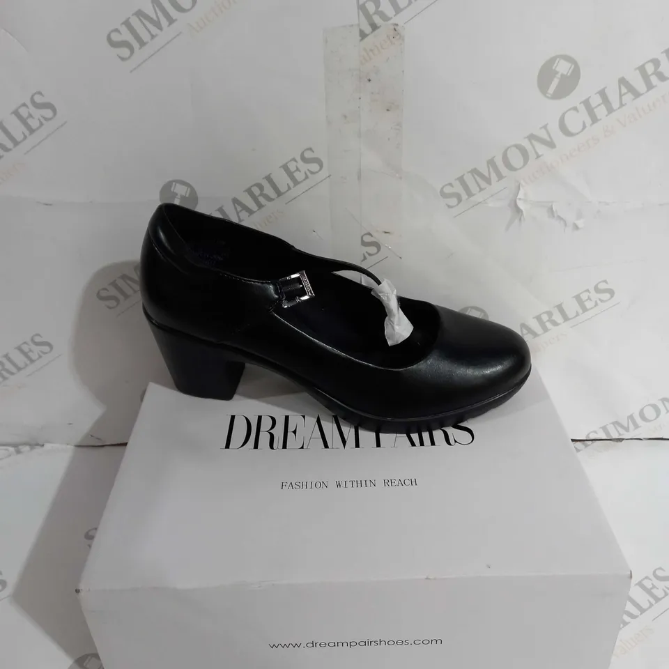 BOXED PAIR OF DREAM PAIRS UK 5.5 BLACK HEELS
