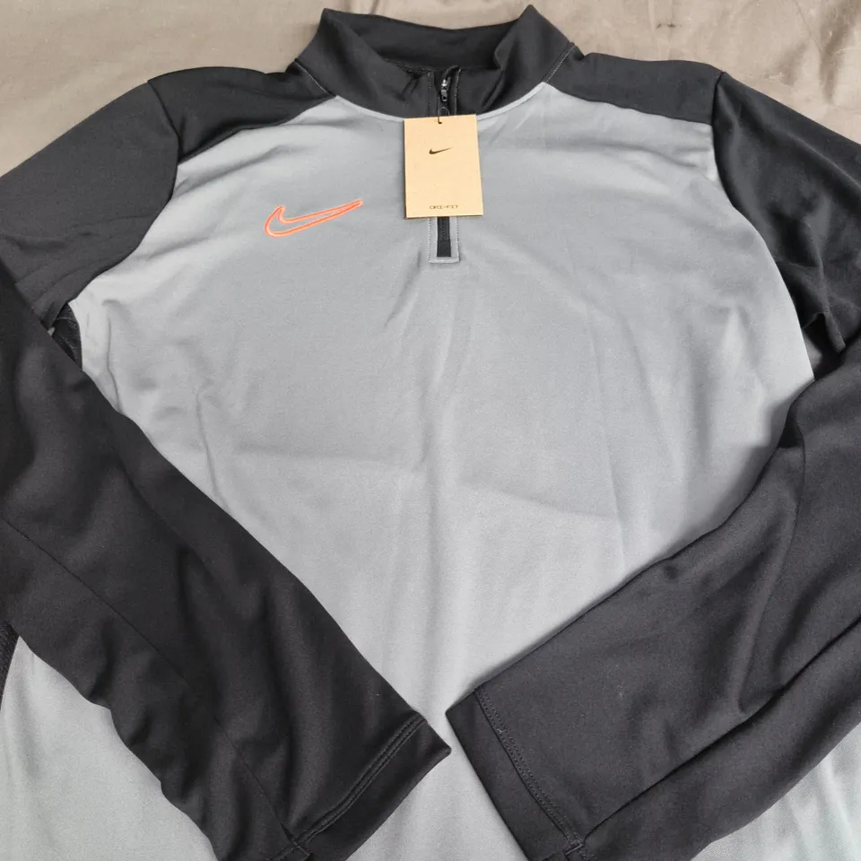 NIKE DRI-FIT QUARTER ZIP TRAINING TOP – SIZE L