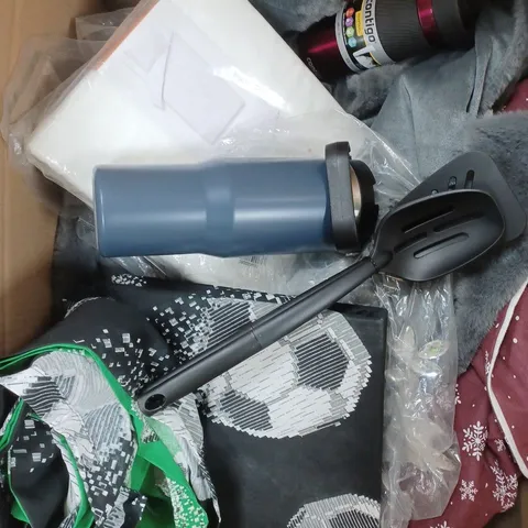 APPROXIMATELY 20 ASSORTED HOMEWARE PRODUCTS TO INCLUDE SHEETS, KITCHENWARE ETC - COLLECTION ONLY