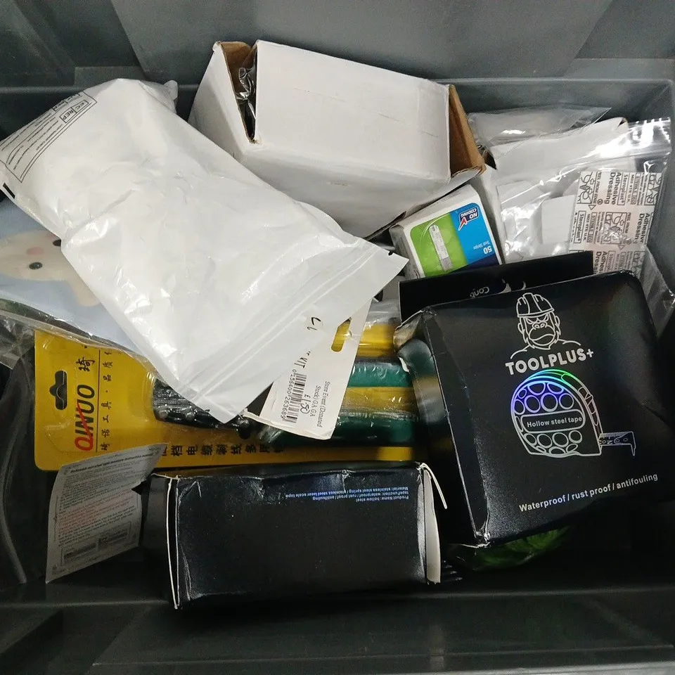 APPROXIMATELY 15 ASSORTED HOUSEHOLD ITEMS TO INCLUDE HOLLOW STEEL TAPE, HOZELOCK ULTRA TWIST, PLIERS, ETC