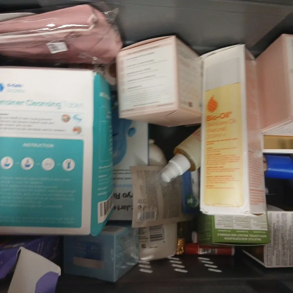 APPROXIMATELY 15 ASSORTED COSMETIC ITEMS INCLUDING VARIOUS MAKES AND BRANDS - COLLECTION ONLY