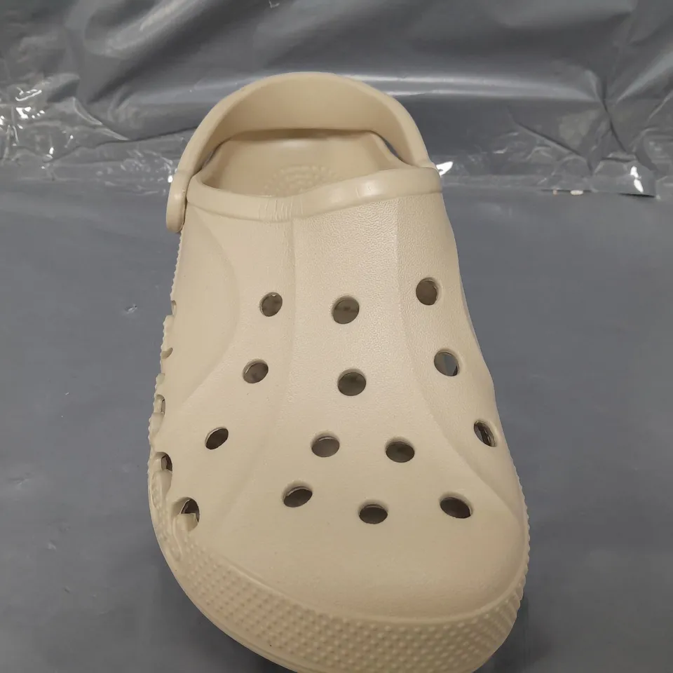 PAIR OF CROCS BAYA CLOGS IN COBBLESTONE UK SIZE M5/W6