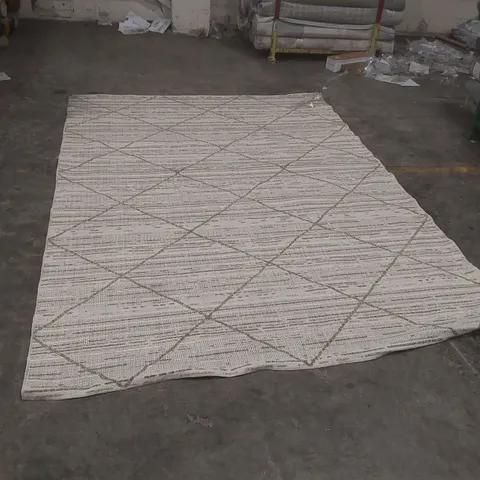 QUALITY DESIGNER PATTERNED RUG - APPROXIMATELY 320 x 230cm