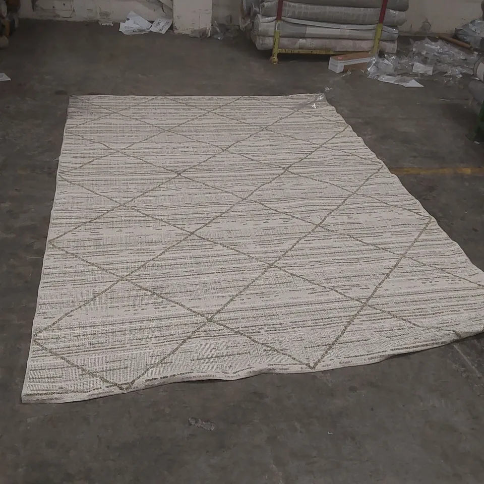 QUALITY DESIGNER PATTERNED RUG - APPROXIMATELY 320 x 230cm