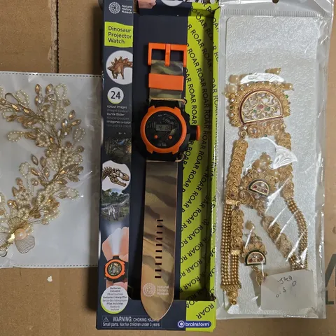 APPROXIMATELY 10 ASSORTED HOUSEHOLD ITEMS TO INCLUDE DINOSAUR PROJECTOR WATCH, ETC