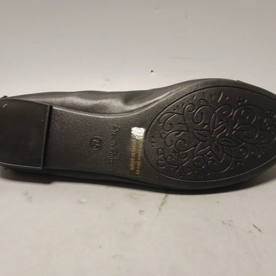 BOXED PAIR OF DREAM PAIRS SLIP-ON SHOES IN BLACK SIZE 7.5