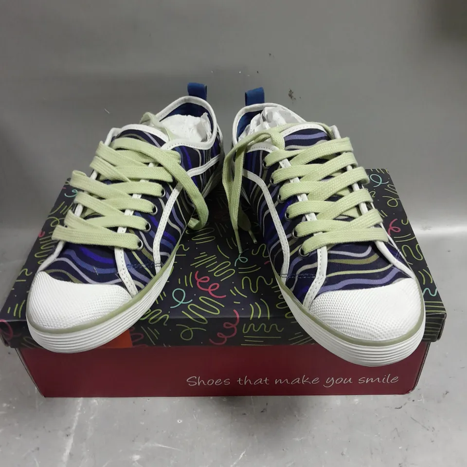 BOXED PAIR OF MOSHULU CUDDLY TOY 2 TRAINERS - 6