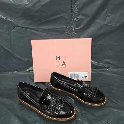 BOXED PAIR OF MODA IN PELLE EVALEAH BLACK LEATHER CHUNKY PLATFORM TASSLED SHOE SIZE 39