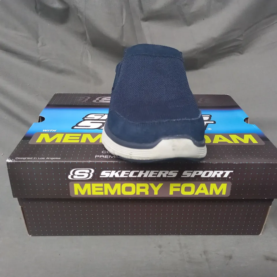BOXED PAIR OF SKECHERS SLIP-ON FLEX-LITE SHOES IN NAVY SIZE 9