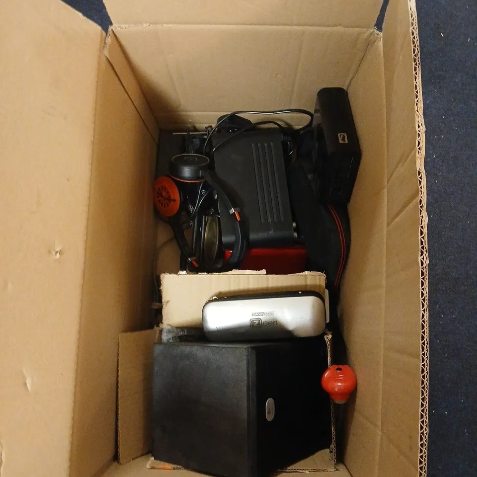BOX OF APPROXIMATELY 14 ASSORTED ITEMS INCLUDING JABRA HEADSET , CLIPTEC COOLER PAD AND HEWLETT PACKARD KEYBOARD 