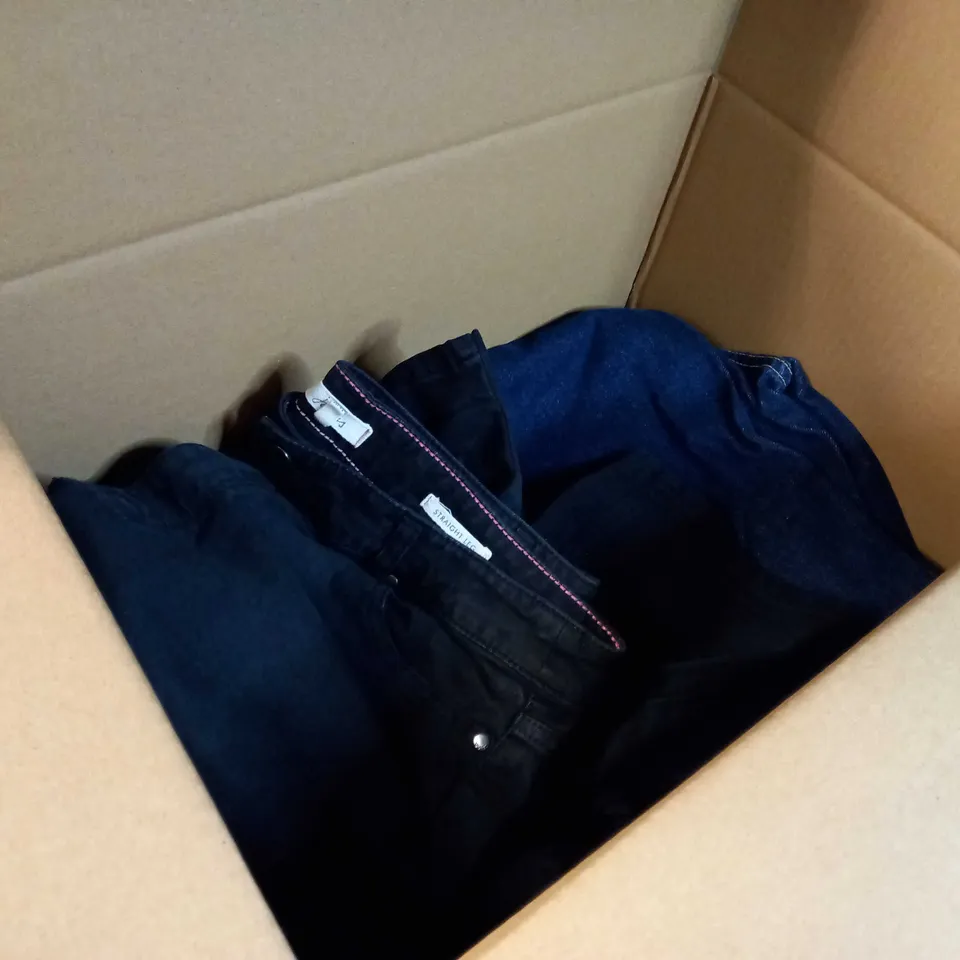 LOT OF APPROX. 15 ASSORTED CLOTHING ACCESSORIES  IN VARYING SIZES/COLOURS/STYLES TO INCLUDE: GLOVES, HAT, BAGS