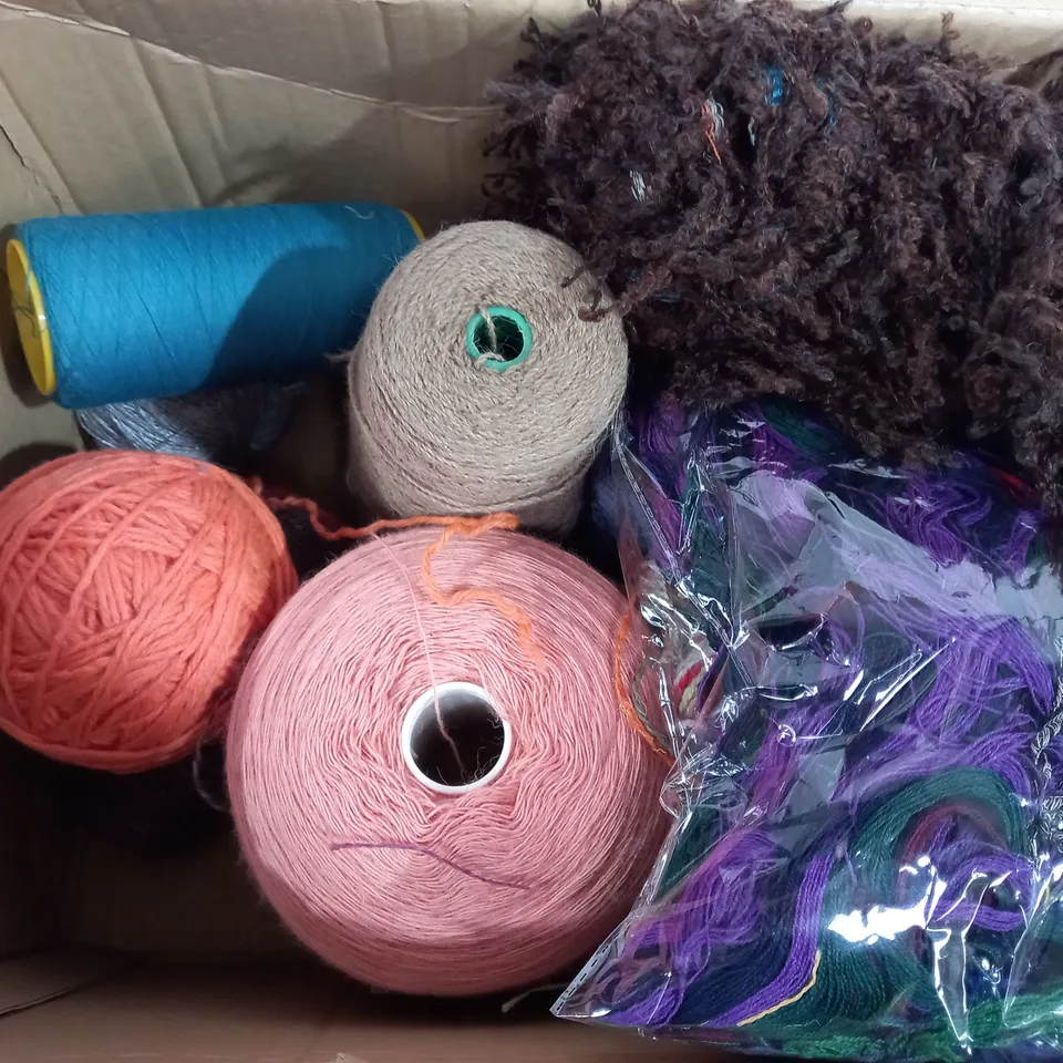 BOX OF ASSORTED KNITTED YARN IN VARIOUS COLOUR 
