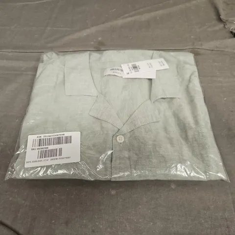 SEALED HOLLISTER BOXY FIT SHIRT - SIZE MEDIUM