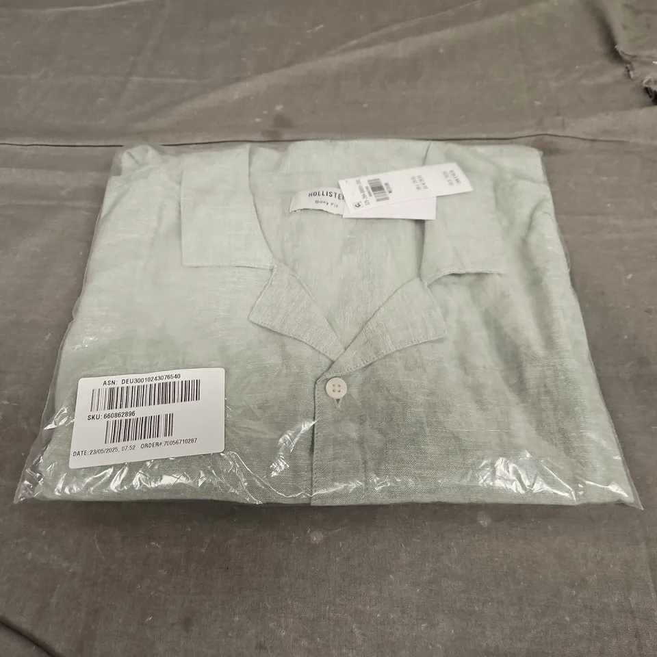 SEALED HOLLISTER BOXY FIT SHIRT  - SIZE MEDIUM