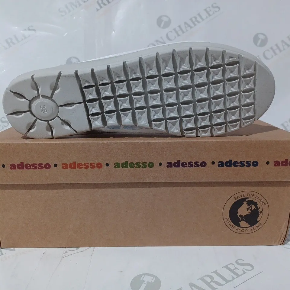 BOXED PAIR OF ADESSO LEATHER SLINGBACK STRAP SHOES IN WHITE SIZE 5