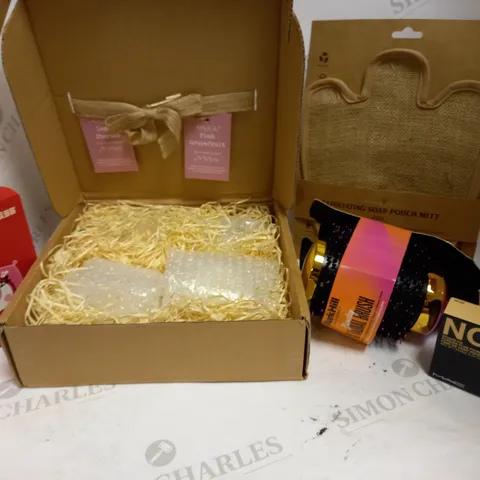 LOT OF APPROXIMATELY 10 ASSORTED HEALTH & BEAUTY ITEMS, TO INCLUDE MAC FOUNDATION, HAIR BRUSH, BATH BOMBS, ETC