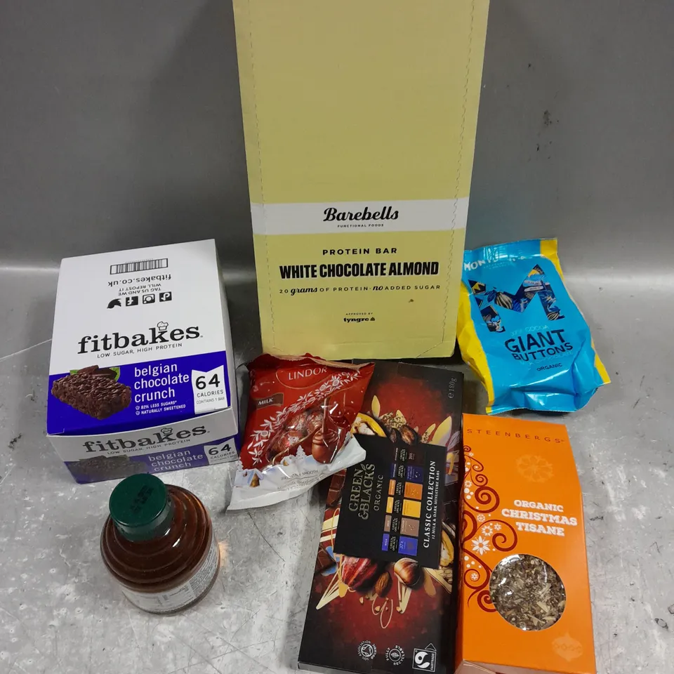 APPROXIMATELY 10 ASSORTED FOOD/DRINK PRODUCTS TO INCLUDE FITBAKES, BAREBELLS PROTEIN BAR, CLEAR HONEY ETC - COLLECTION ONLY 