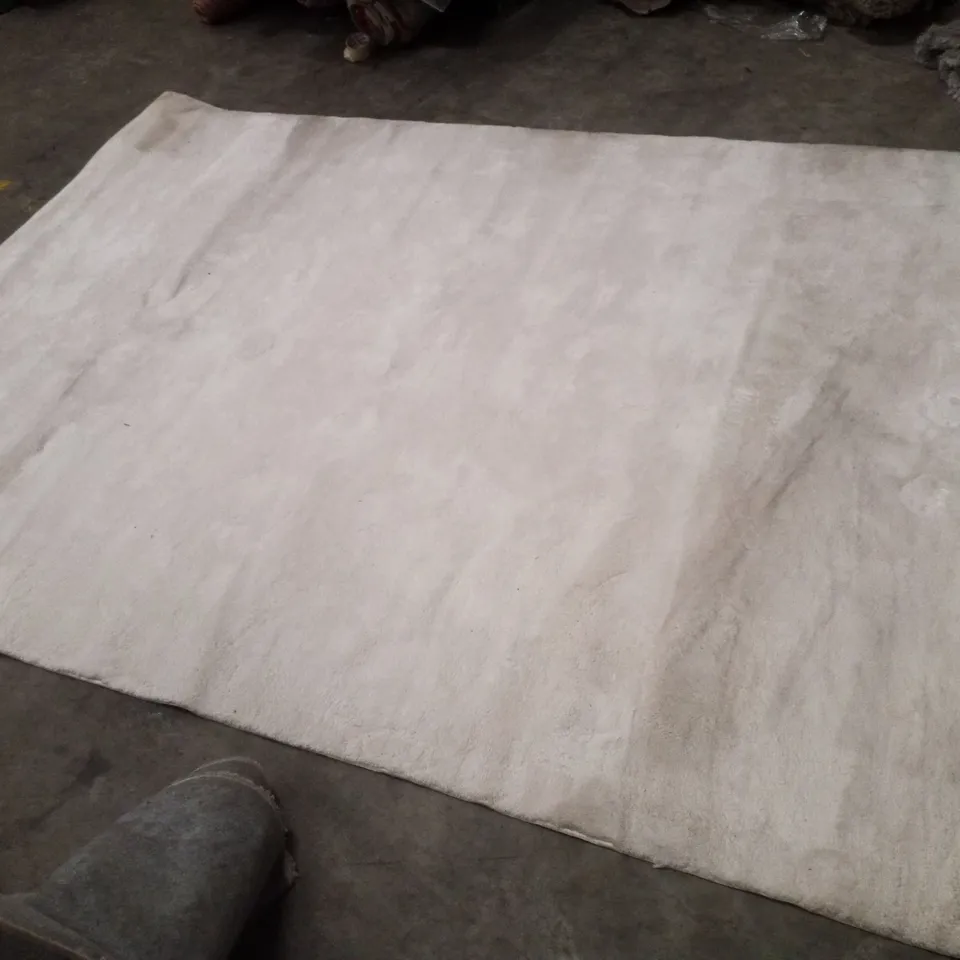 QUALITY DESIGNER AREA RUG - APPROXIMATELY 200×280CM